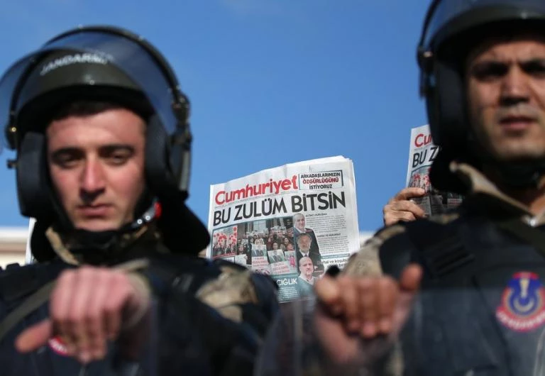 Αυτή είναι η Τουρκία του Ερντογάν-Ποινή φυλάκισης σε…μια ολόκληρη εφημερίδα!